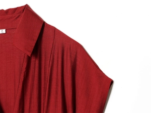 Détail du col classique et texture du tissu rouge foncé sur cette chemise ajustée