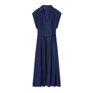 Détail de robe bleu marine à col en V avec une fine ceinture et boucle à anneau doré
