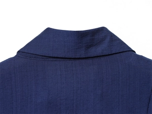 Détail du haut bleu marine montrant la texture horizontale et les coutures du col précis