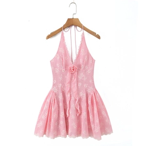 Dettaglio dell'abito in pizzo rosa con ricamo floreale, scollo all'americana e rosa 3D