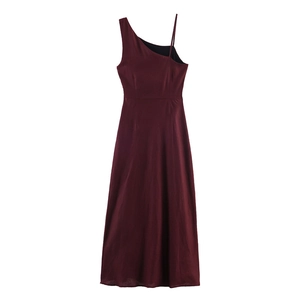 Robe midi asymétrique élégante bordeaux avec bretelle unique et coupe évasée en ligne A