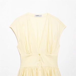 Mini robe sans manches en popeline jaune crème avec décolleté en V et taille froncée