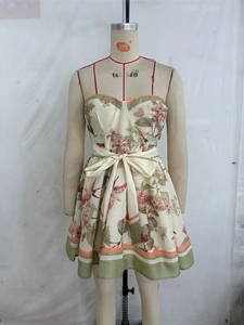 Détail de la robe à fleurs avec nœud à la taille et décolleté en cœur sur un mannequin