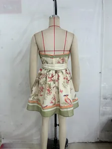 Détail de l'imprimé floral et oiseaux avec ourlet rayé au dos de la mini robe