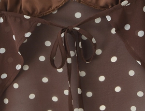Gros plan détaillé sur le tissu en mousseline à pois marron et le nœud décoratif