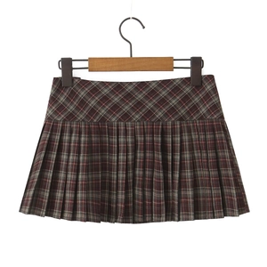 Détail d'une mini-jupe plissée à carreaux taille haute avec motif tartan marron et rouge