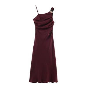 Robe midi asymétrique en satin bordeaux avec boucle dorée et détails plissés chic