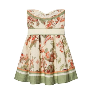 Détail d'une robe bustier fleurie avec bordure verte et ceinture assortie