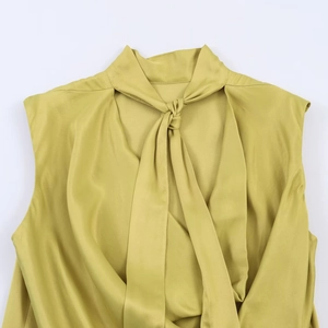 Haut sans manches en satin jaune vif avec col à nœud élégant et coupe ajustée