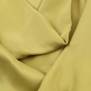 Haut élégant sans manches en satin vert olive avec texture soyeuse et plissée