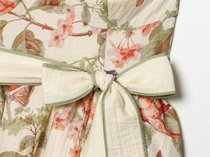 Gros plan détaillé d'une ceinture fleurie nouée sur une robe blanche style vintage
