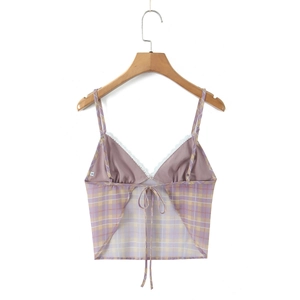 Dettaglio della canotta a quadri viola con pizzo bianco e fiocco sul retro design