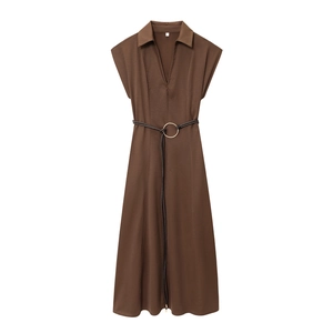 Robe midi marron foncé ajustée avec col en V et ceinture fine à anneau doré