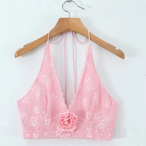 Top a lupetto in pizzo rosa con rosa 3D e trama a scacchi su uno sfondo bianco puro