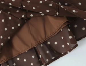 Détail de la robe marron à pois montrant le tissu en mousseline et la doublure intérieure soignée