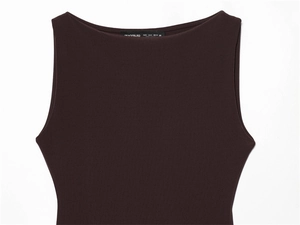 Détail du haut sans manches marron foncé avec décolleté lisse et tissu extensible ajusté
