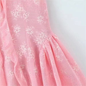 Abito rosa in pizzo floreale con tessuto a rete e dettagli a balze per un look dolce