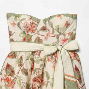 Robe bustier à imprimé fleuri et papillon avec ceinture nouée en mélange de blanc cassé