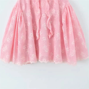 Abito in pizzo rosa con ricamo floreale e orlo smerlato in stile elegante