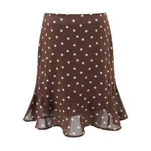 Détail de la jupe en mousseline marron à pois avec ourlet sirène à volants chic