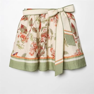 Robe trapèze à fleurs et oiseaux avec ceinture à nœud et ourlet rayé élégant