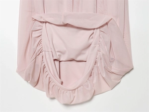 Détail de la robe en tulle rose clair à double épaisseur avec des plis délicats et doublure