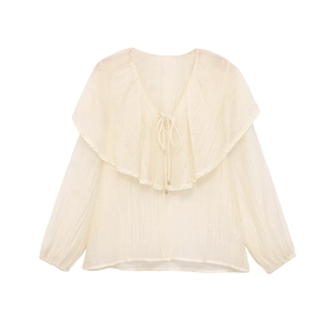 Camicetta beige a maniche lunghe con scollo a V, balze con pizzo e laccetto frontale