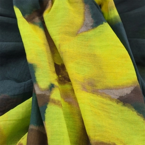 Détail du tissu en mousseline légère montrant sa texture douce et son imprimé artistique