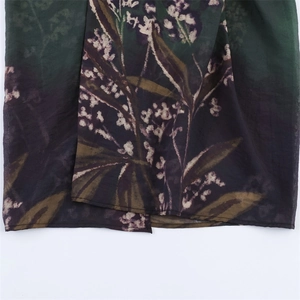 Gros plan d'imprimé floral sur jupe chic en mousseline vert foncé avec couture