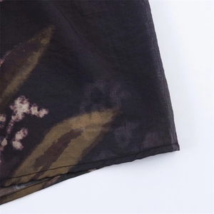 Gros plan du motif floral délicat et de la couture soignée de l'ourlet de cette jupe