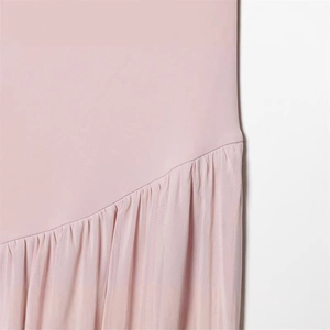 Robe rose clair ajustée avec coutures diagonales et détails de plis délicats