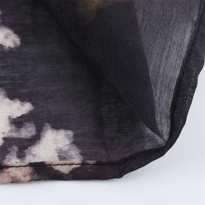 Détail de l'ourlet de jupe en mousseline fleurie avec coutures nettes et imprimé violet
