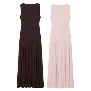 Robe sans manches élégante avec plis asymétriques en rouge foncé et rose clair