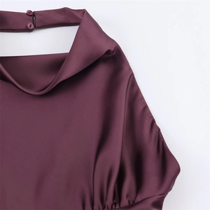 Details des burgunderroten Satinkleids mit Neckholder und doppeltem Knopfverschluss hinten