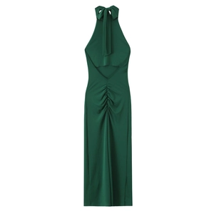 Détail de la robe licou en satin vert foncé avec nœud et fronces au bas du dos