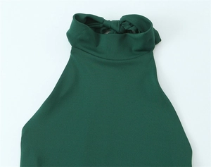 Détail de la robe midi dos nu vert foncé avec un nœud papillon élégant à l'arrière