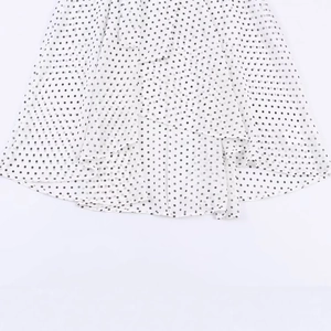 Chemisier cape chic pour femmes à pois, tissu blanc avec points noirs et ourlet superposé