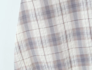 Gros plan détaillé du tissu écossais vintage avec motif à carreaux violets et bruns