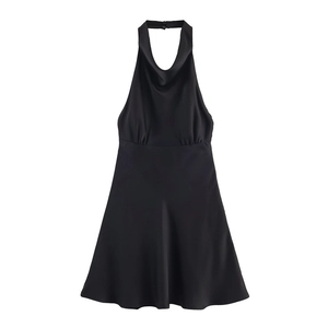 Makrodetail des Neckholder-Designs und des glatten Satinstoffs am schwarzen A-Linien-Kleid