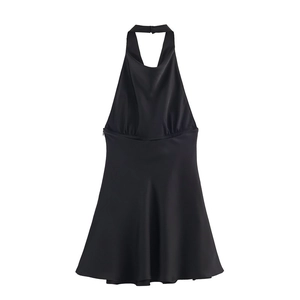 Detailansicht des schwarzen Satin-Neckholder-Kleides mit eleganten Falten und Seidentextur