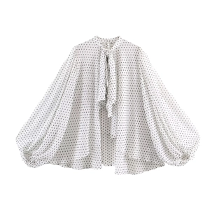 Chemisier chic en mousseline à pois avec col à nœud et manches bouffantes style cape