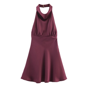 Details des burgunderroten Satin-Neckholder-Kleids mit elegantem Wasserfall-Ausschnitt