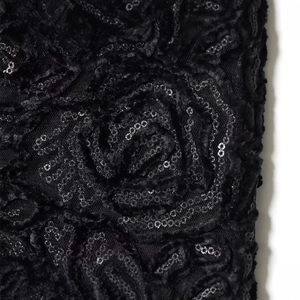 Nahaufnahme von schwarzem Netzstoff mit 3D-Paillettenrosen und floralen Texturen