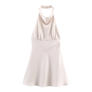 Details des Satin-Neckholder-Kleides mit Wasserfall-Ausschnitt in glänzender Champagnerfarbe