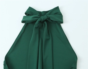 Détail du décolleté licou vert forêt avec un nœud 3D élégant sur tissu fin