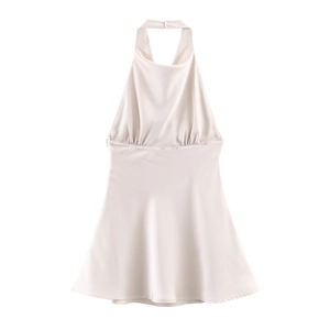 Detail eines champagnerfarbenen Satin-Neckholder-Kleides mit elegantem Faltenwurf am Dekolleté
