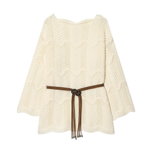Détail d'un pull en maille blanc crème avec texture ajourée et ceinture à glands