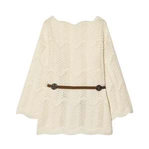 Détail de la maille ondulée ajourée et des manches évasées sur un pull en maille crème