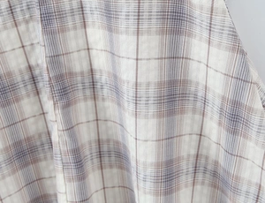Gros plan sur un tissu léger à carreaux avec texture quadrillée grise et brun rouge