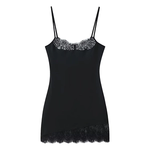Dettaglio dell'abito sottoveste in raso nero con bordo in pizzo ciglia delicato sullo scollo